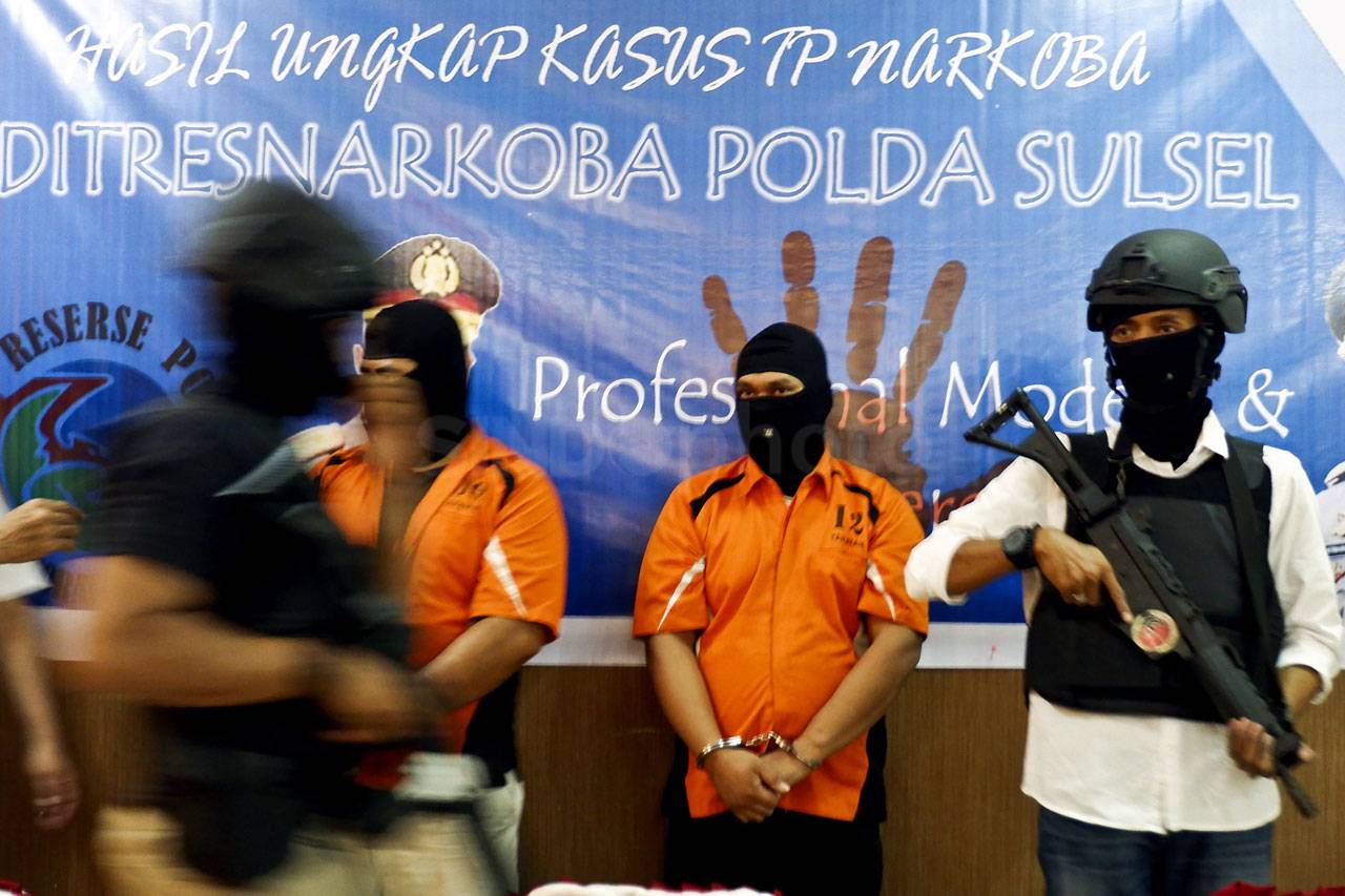 Polda Sulsel Tangkap...
