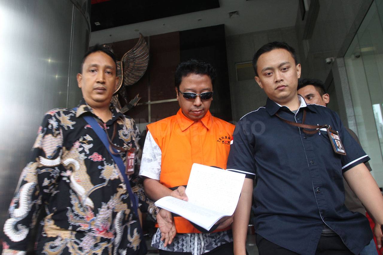 Tangan Diborgol, Rommy...