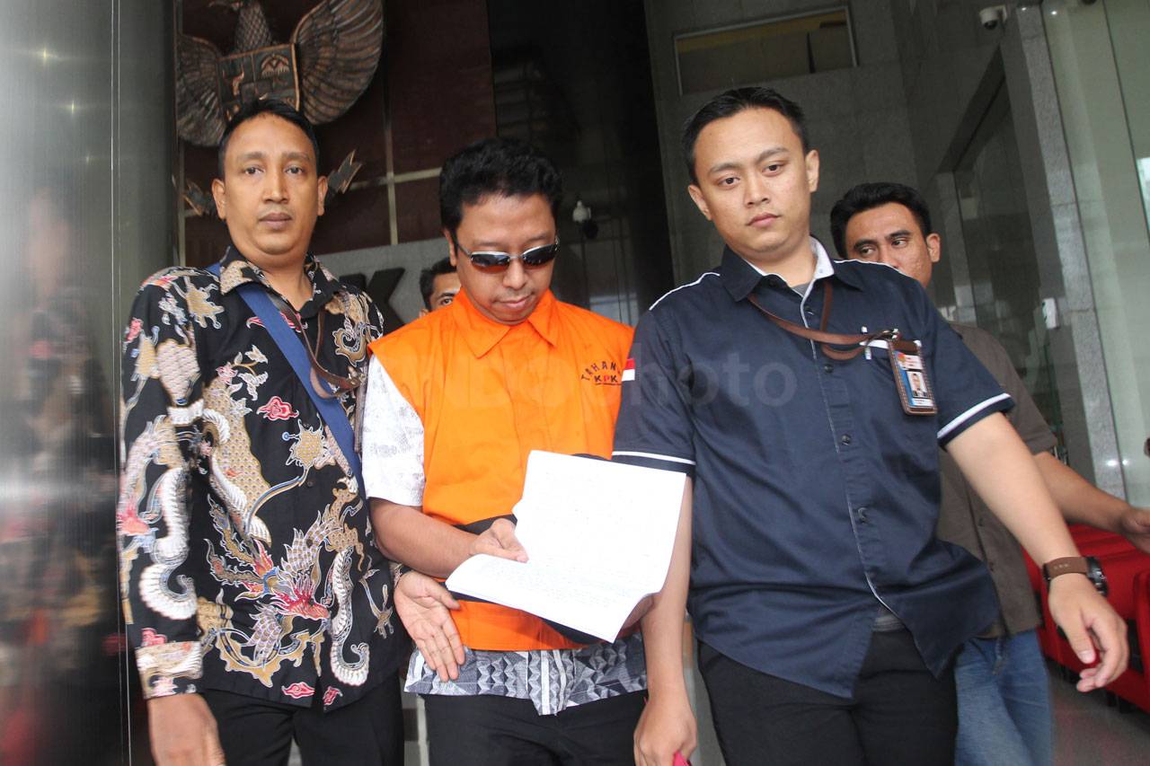 Tangan Diborgol, Rommy...
