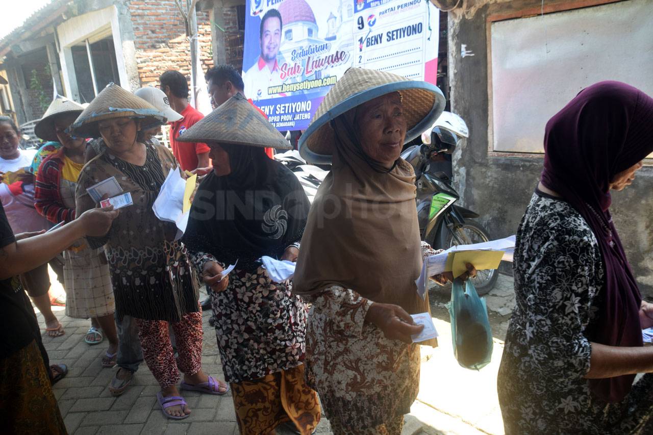 Warga Tambaklorok Semarang...
