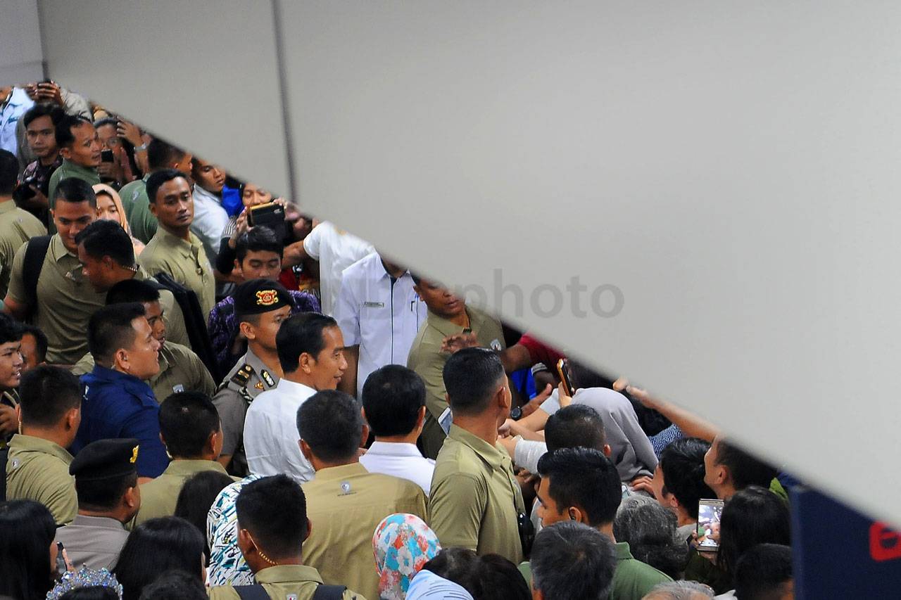 Presiden Jokowi Mencoba...