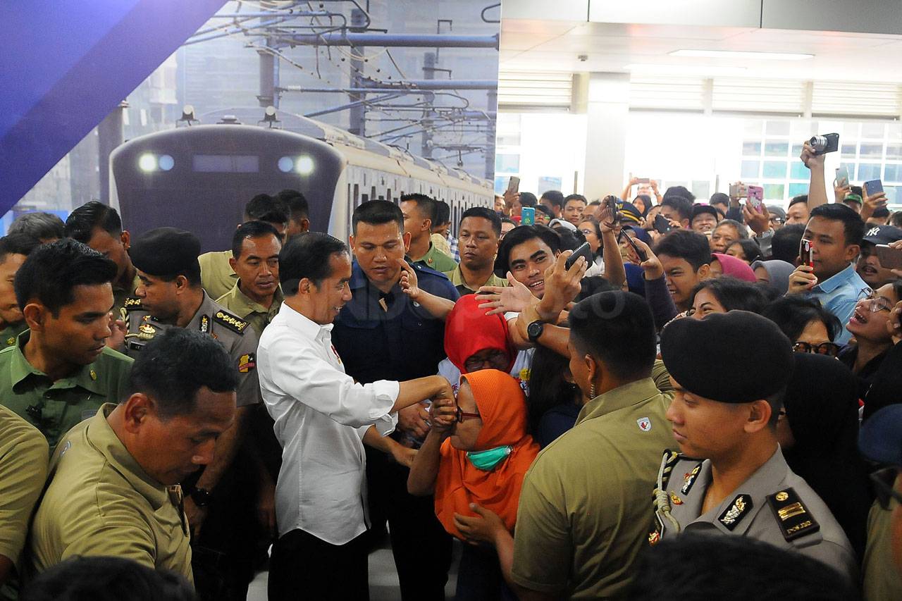 Presiden Jokowi Mencoba...