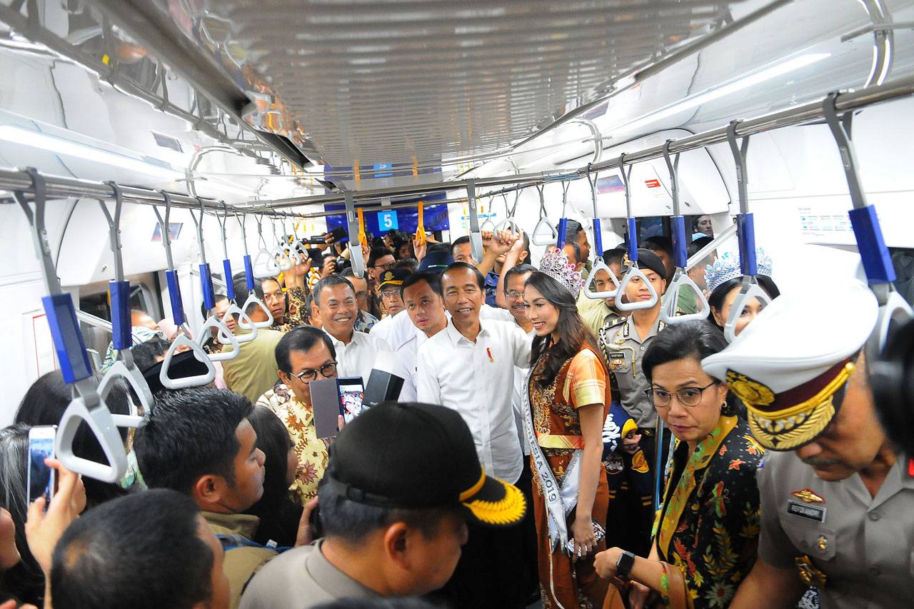 Presiden Jokowi Mencoba...