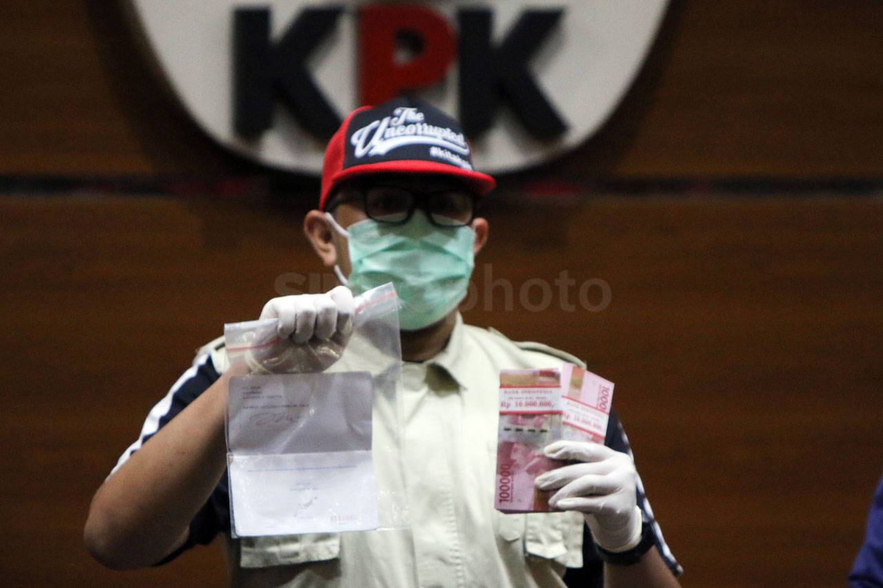 KPK Tunjukkan Barang...
