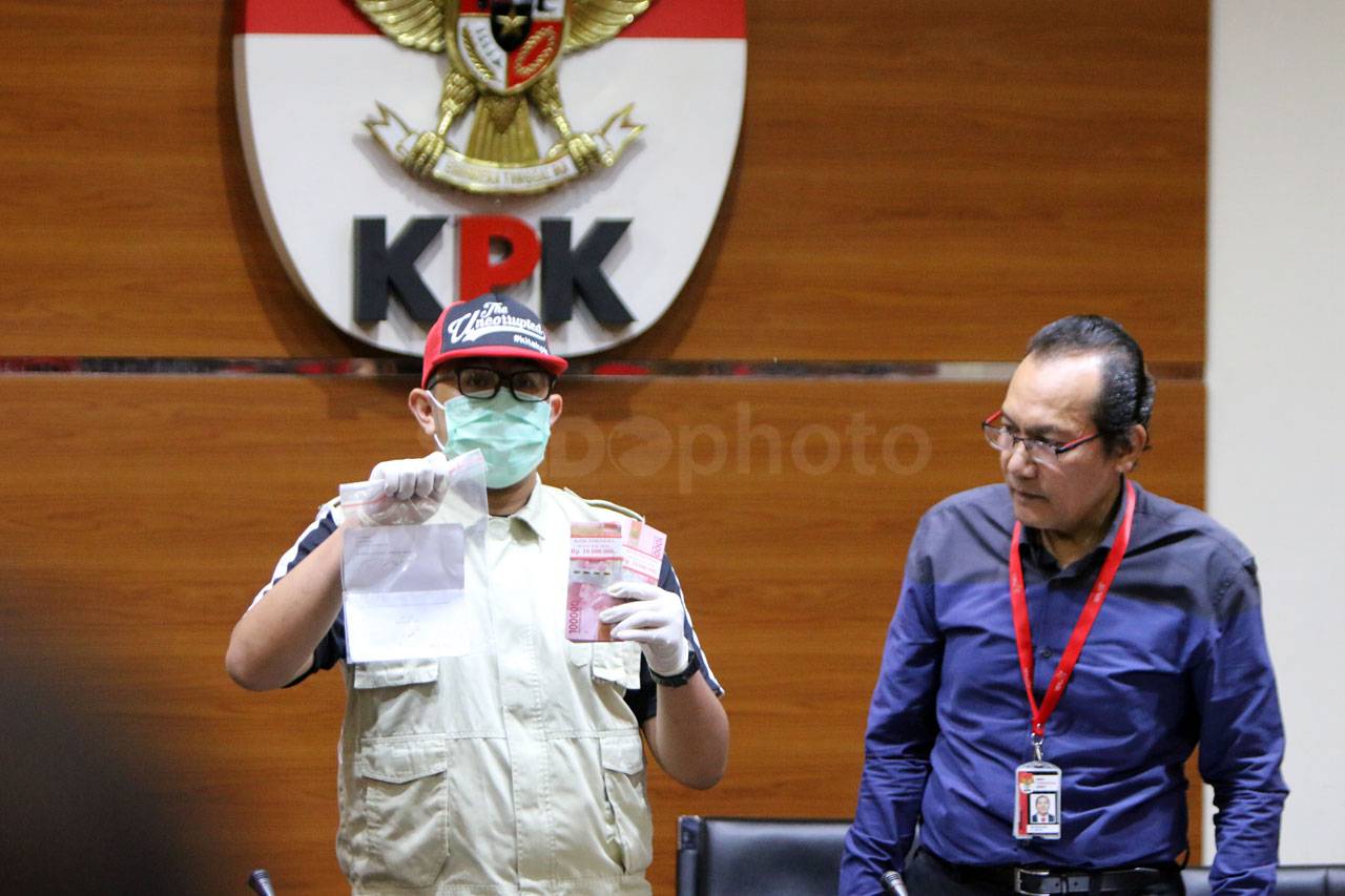 KPK Tunjukkan Barang...