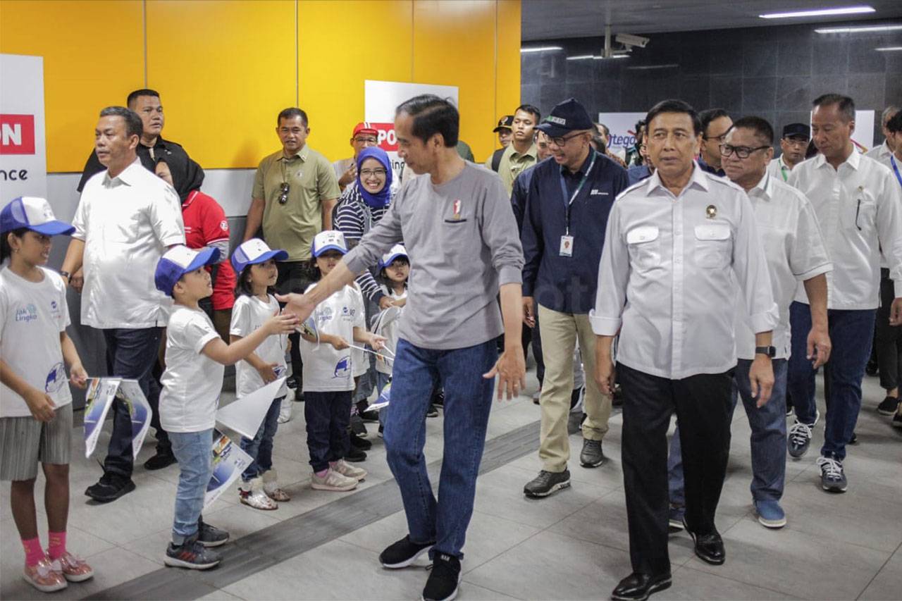 Naik MRT Jakarta Pakai...