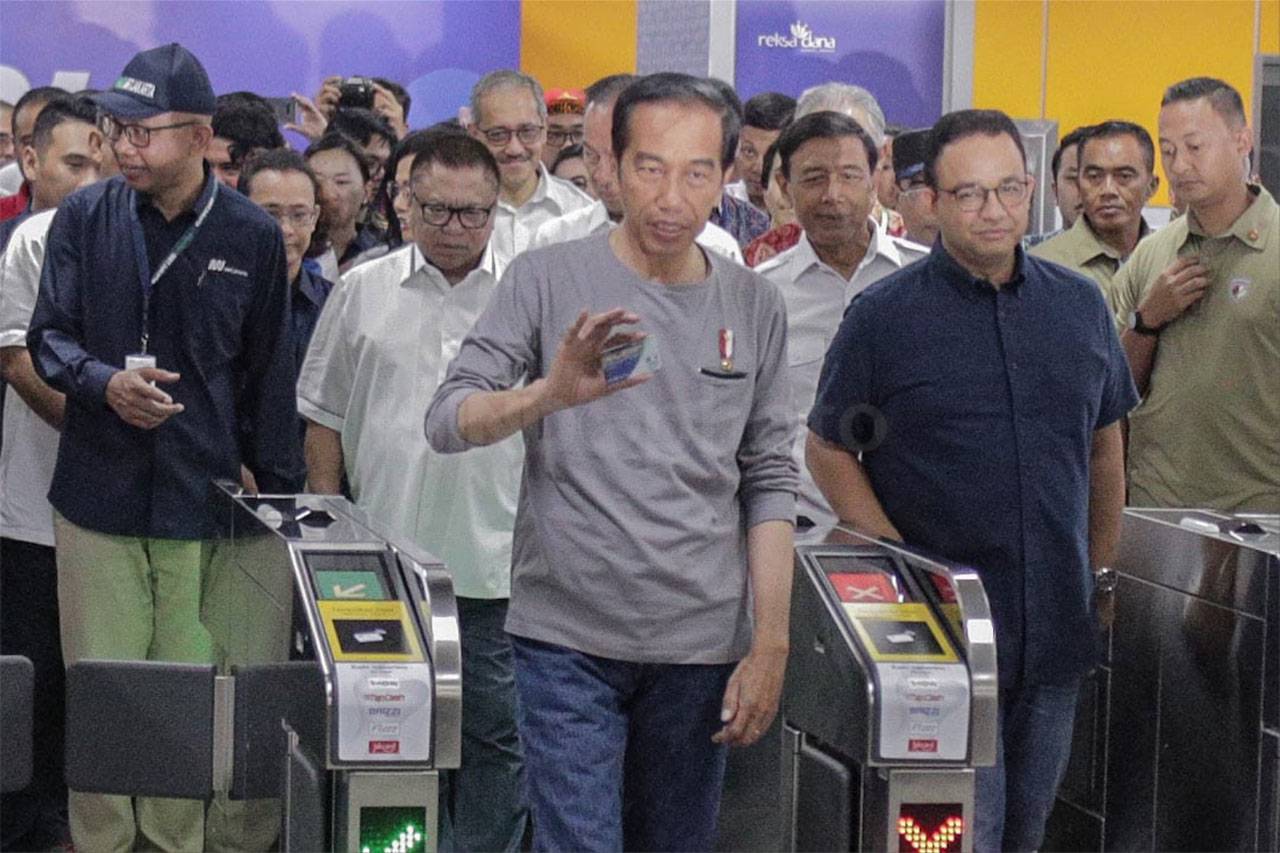 Naik MRT Jakarta Pakai...