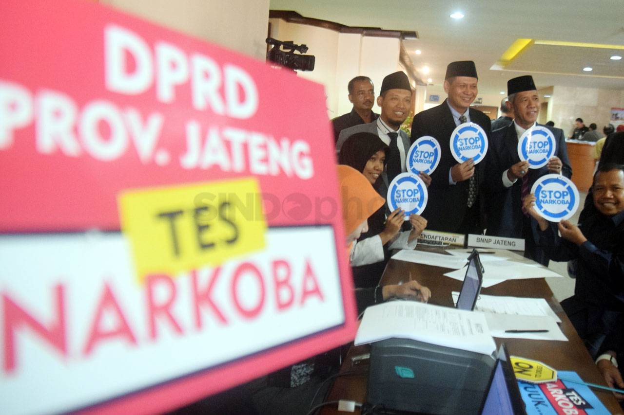 Puluhan Anggota DPRD...