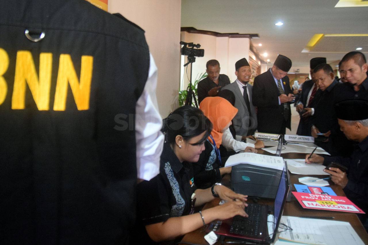 Puluhan Anggota DPRD...