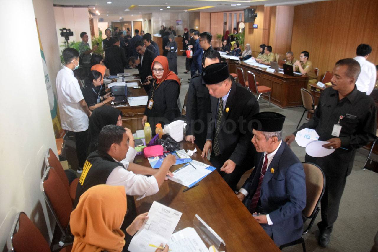 Puluhan Anggota DPRD...
