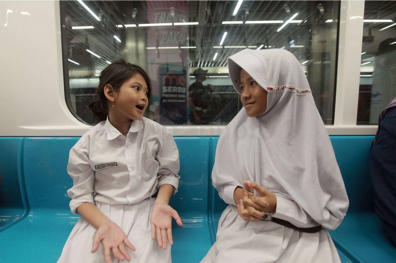 Antusias Pelajar Mencoba...