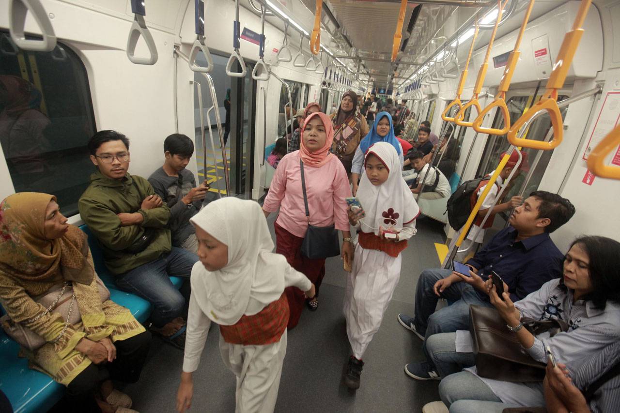 Antusias Pelajar Mencoba...