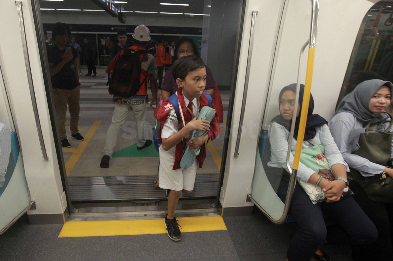 Antusias Pelajar Mencoba...