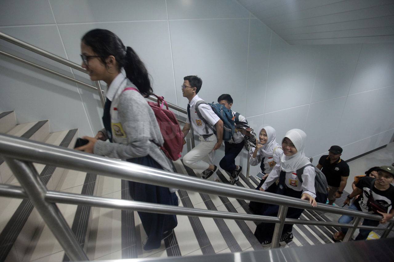 Antusias Pelajar Mencoba...