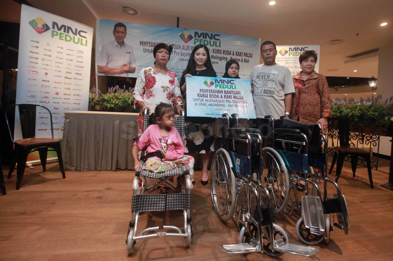 MNC Peduli Serahkan...