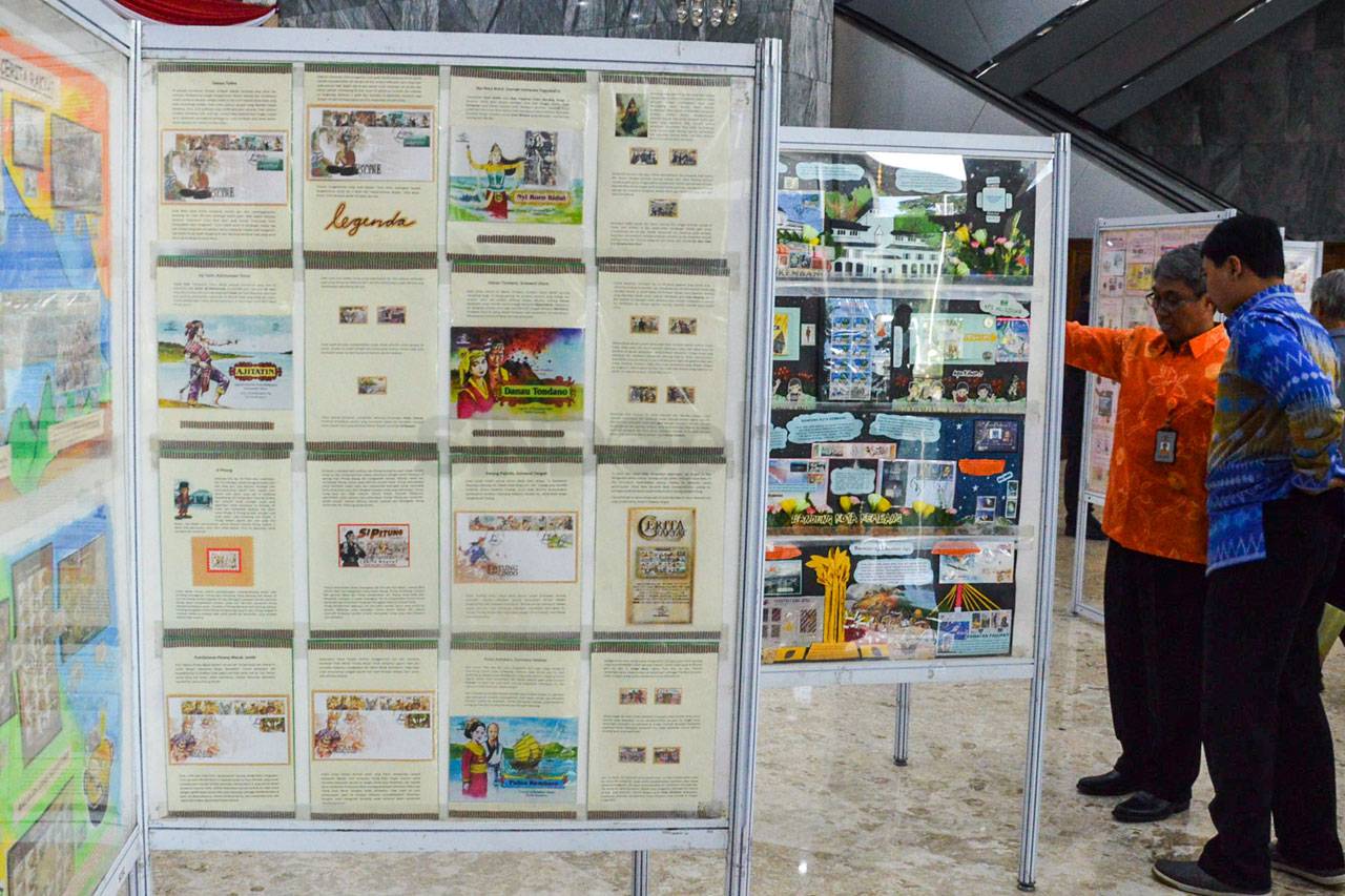 Fadli Zon Saksikan Pameran...