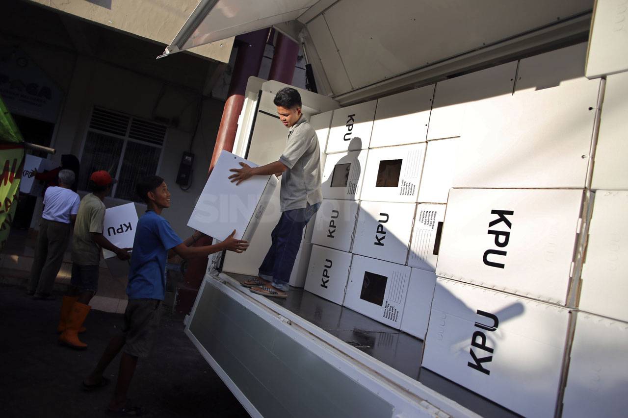 KPU Makassar Distribusikan...
