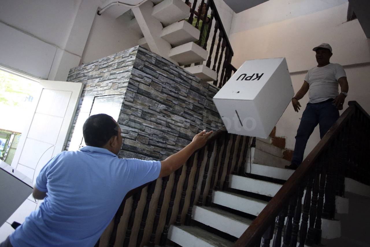 KPU Makassar Distribusikan...