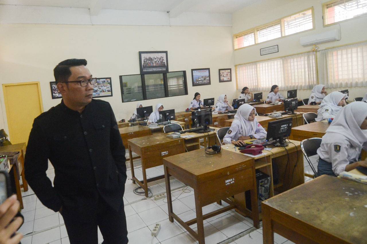 Gubernur Jabar Tinjau...