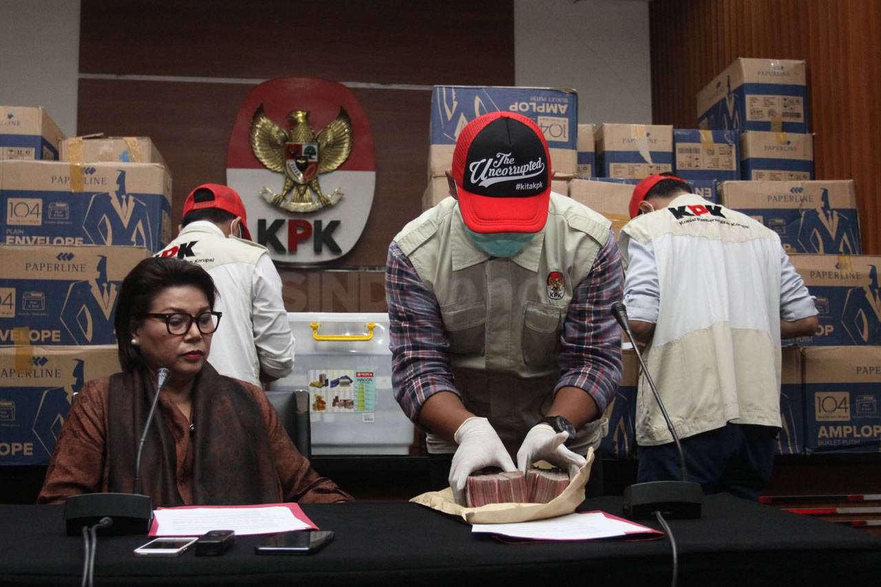 KPK Tunjukkan 84 Kardus...