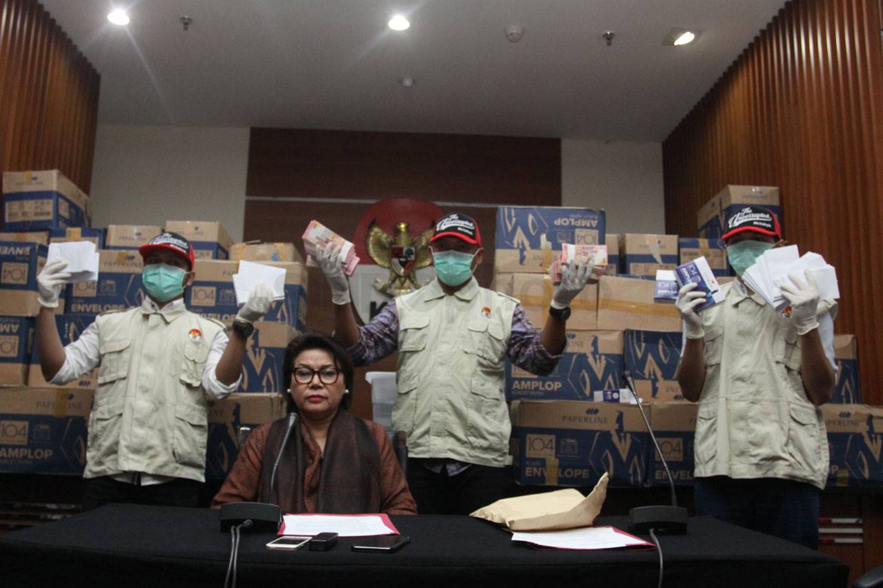 KPK Tunjukkan 84 Kardus...
