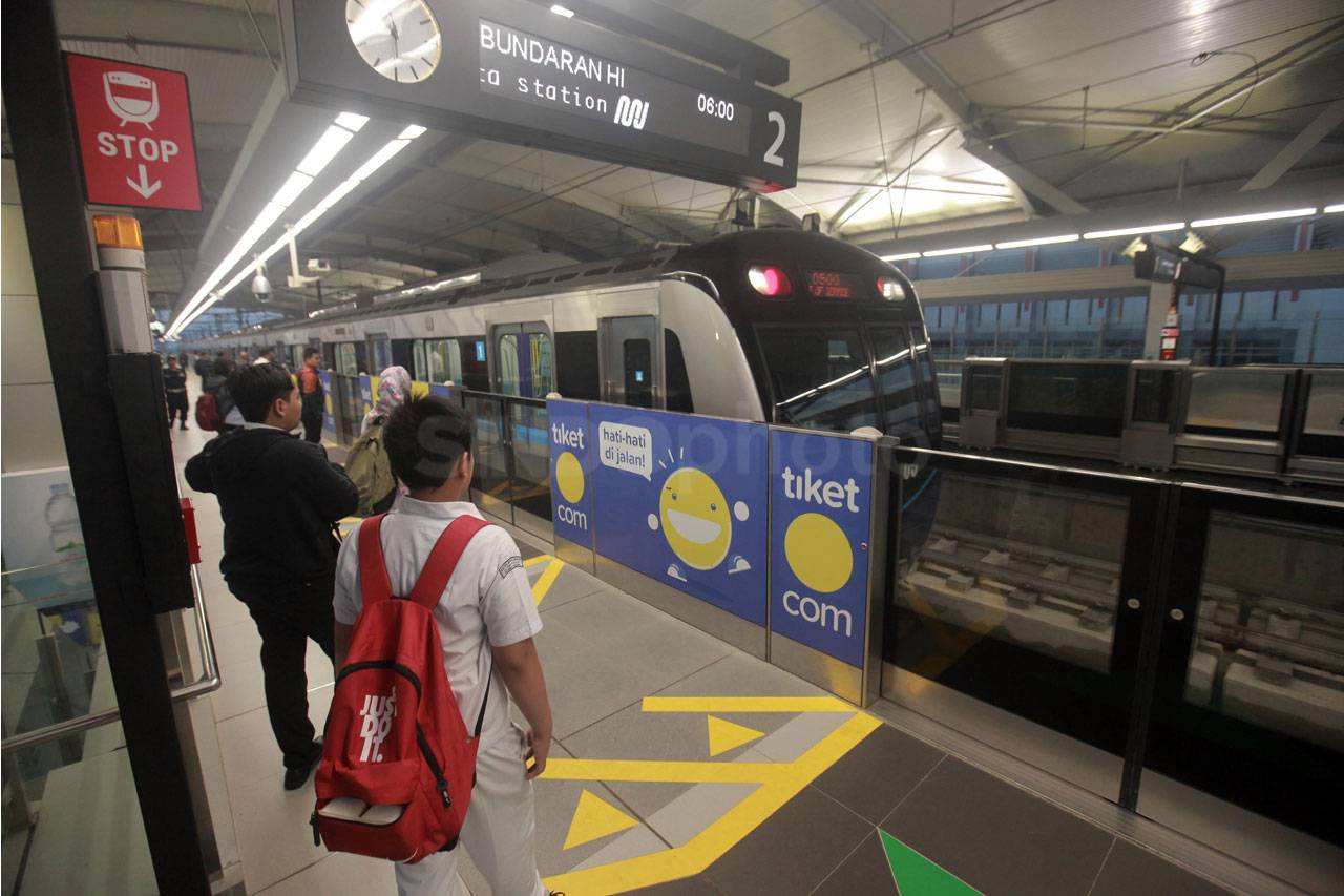 MRT Jakarta Mulai Beroperasi...