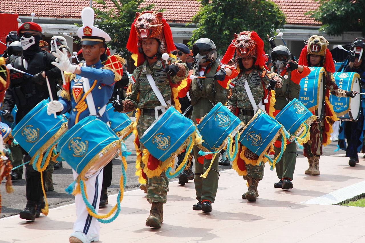 Ratusan Taruna-Taruni...