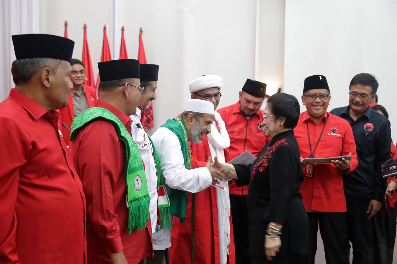 Megawati Serahkan KTA...