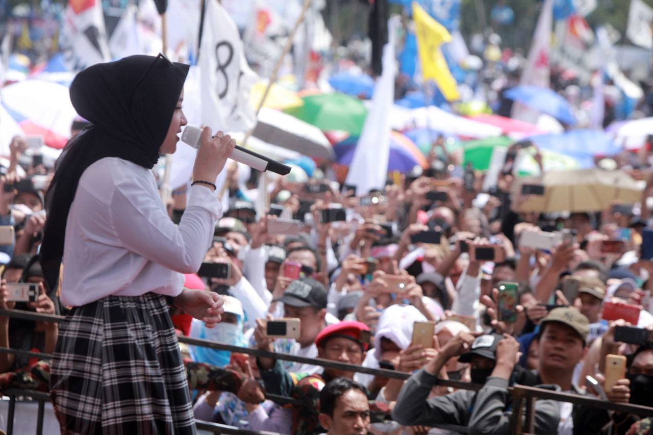 Ribuan Orang Hadiri...
