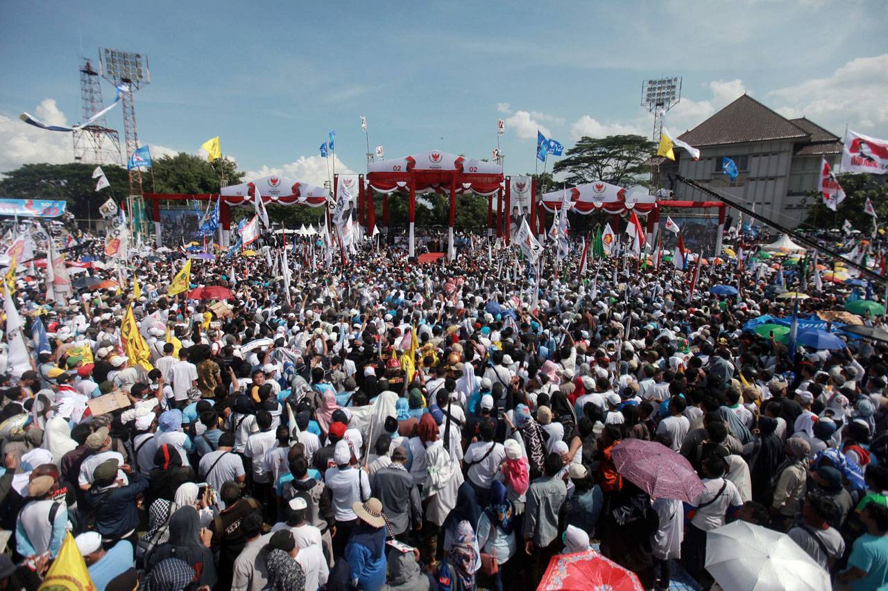 Ribuan Orang Hadiri...
