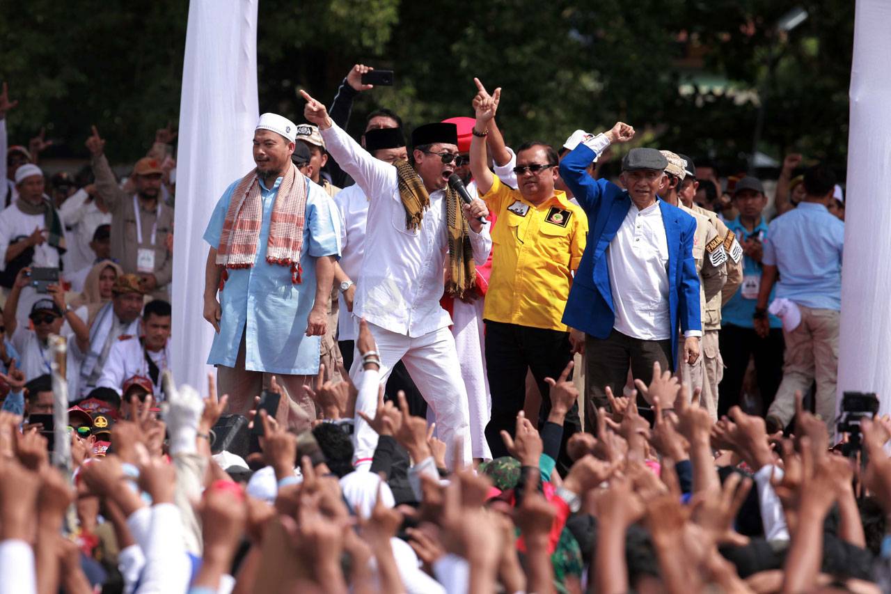 Ribuan Orang Hadiri...