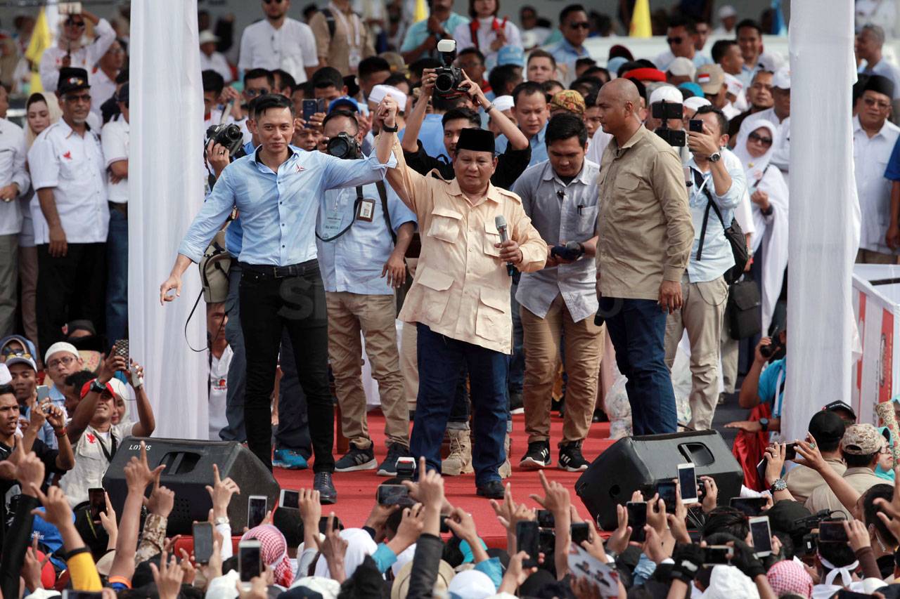 Ribuan Orang Hadiri...