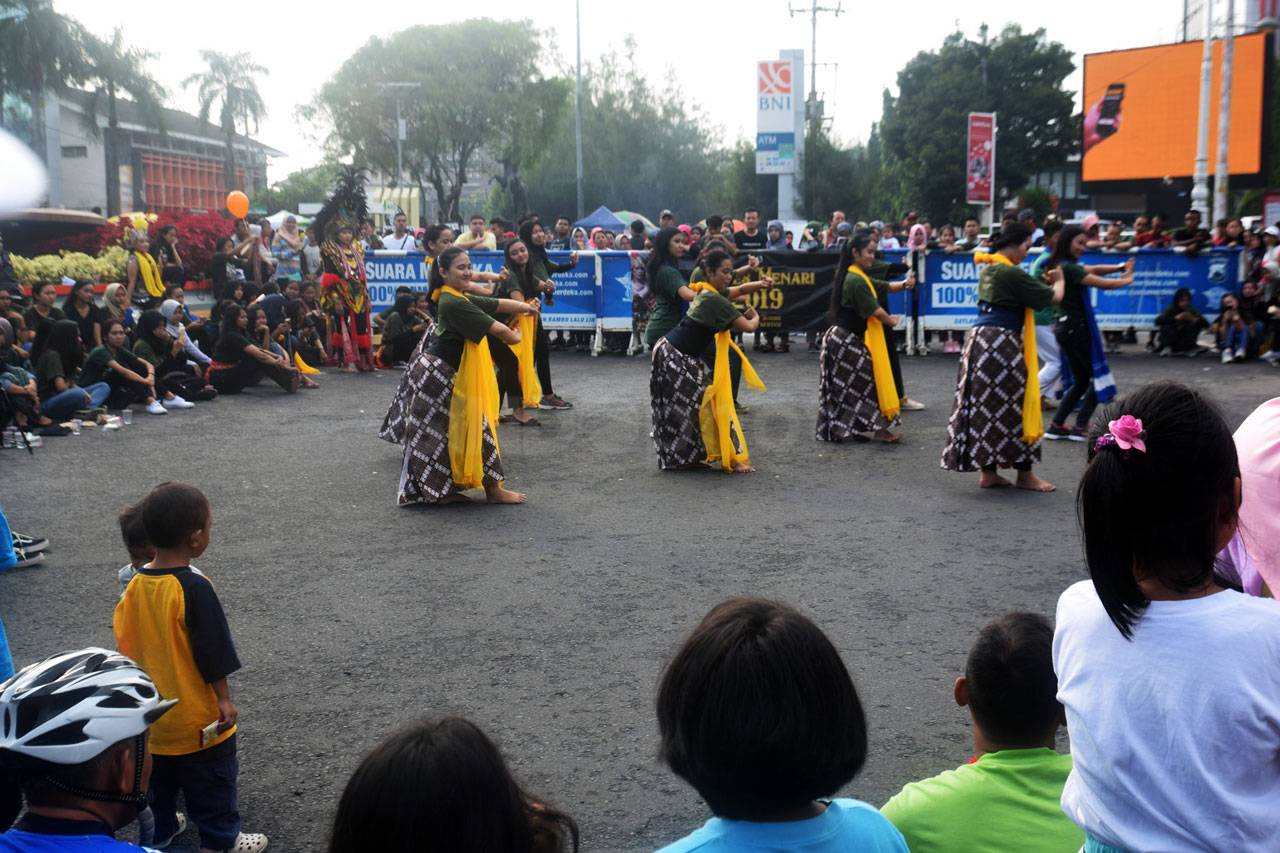 Mahasiswa Unnes Menari...