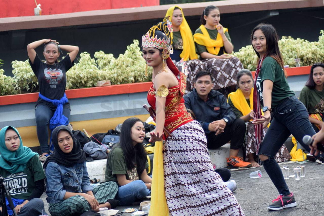 Mahasiswa Unnes Menari...
