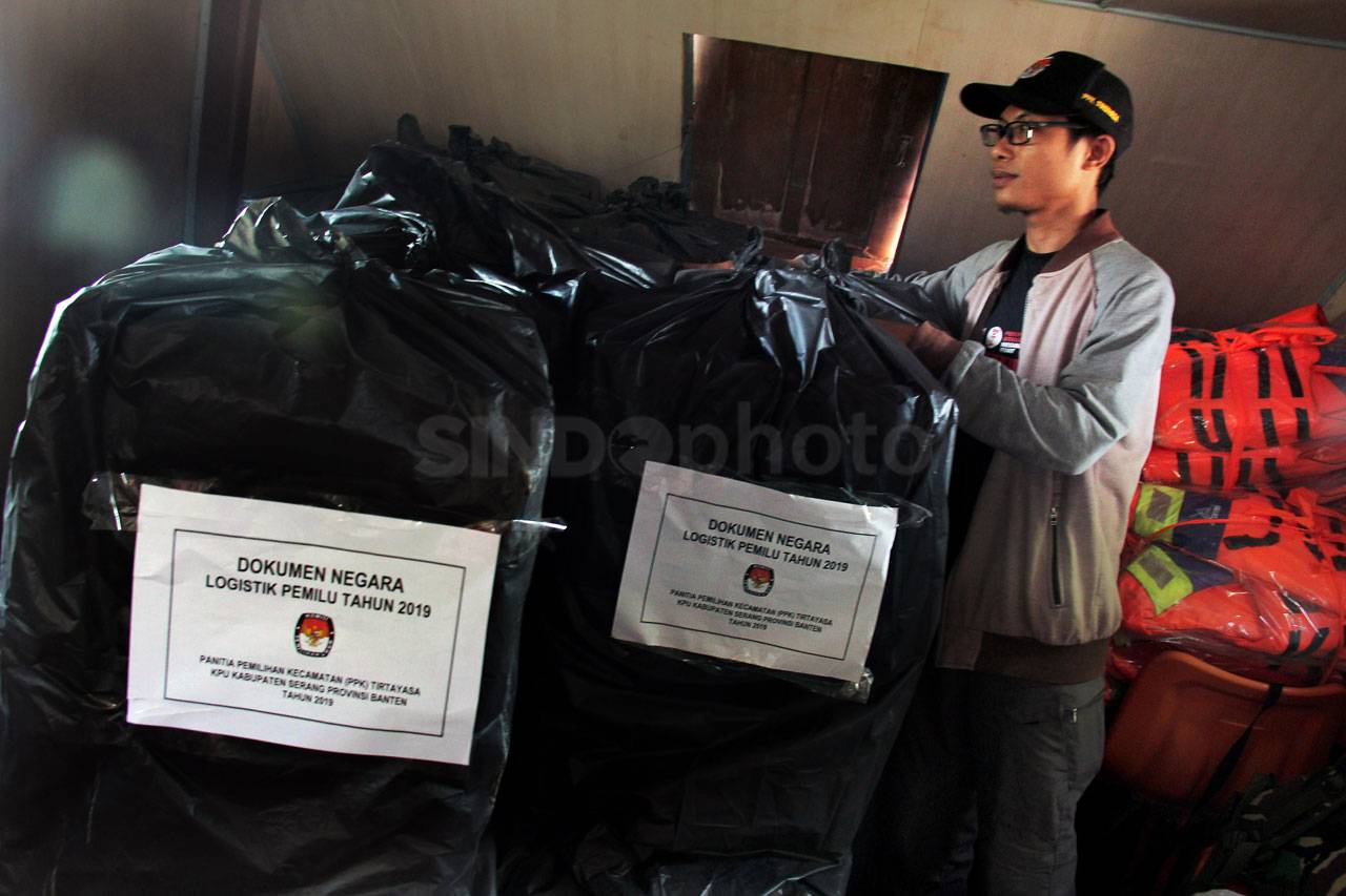 KPU Distribusikan Logistik...