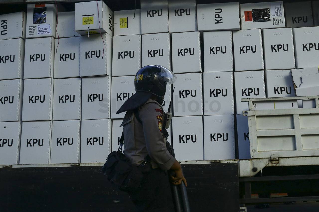 KPU Kota Batam Distribusikan...