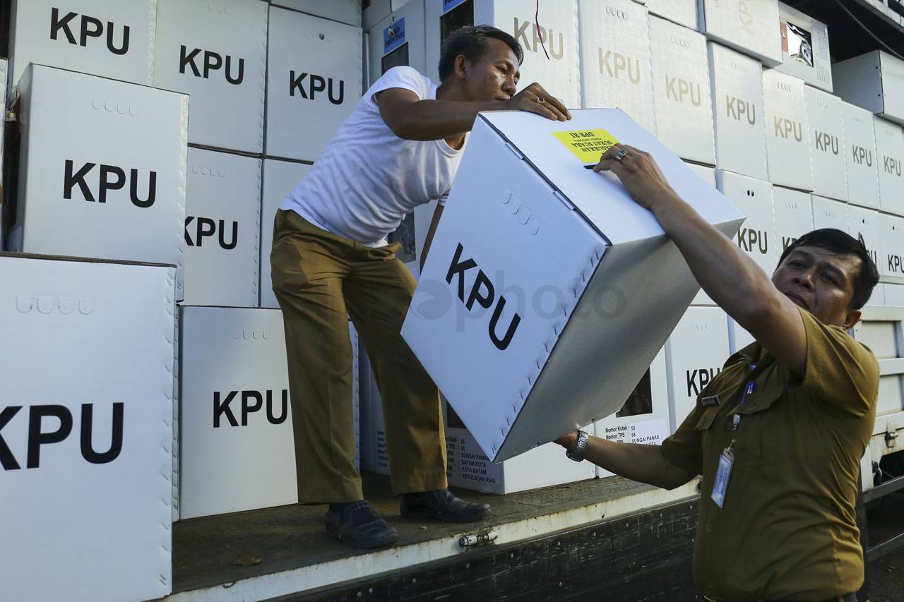 KPU Kota Batam Distribusikan...