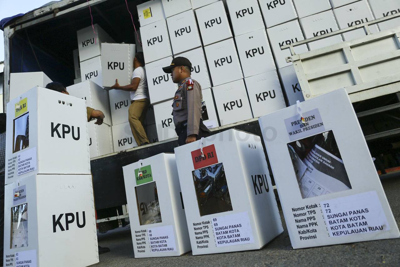 KPU Kota Batam Distribusikan...