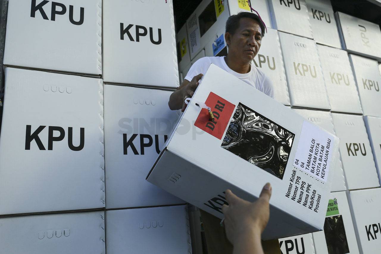 KPU Kota Batam Distribusikan...
