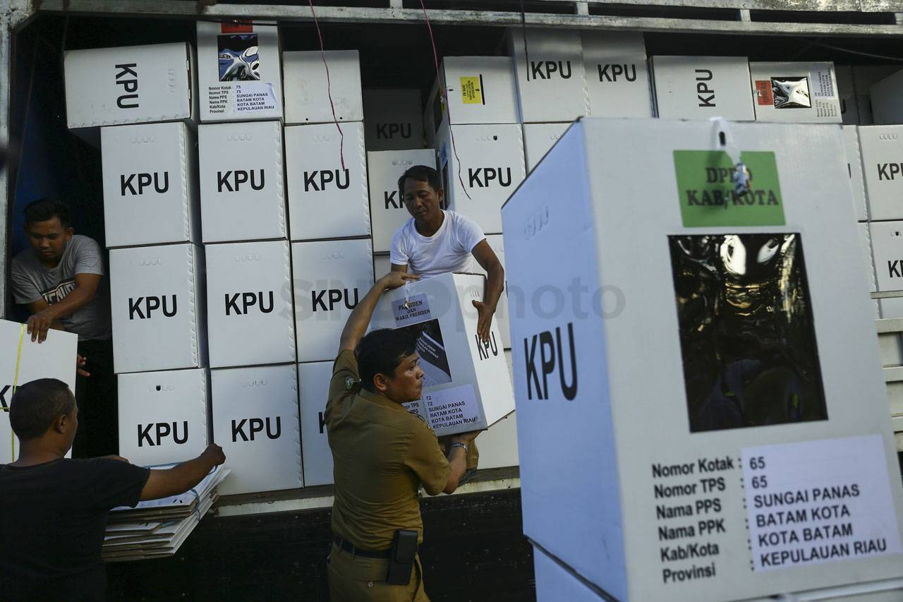 KPU Kota Batam Distribusikan...