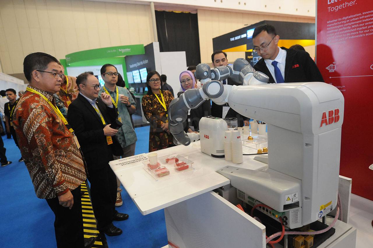 Robot YuMi Sajikan Kopi...