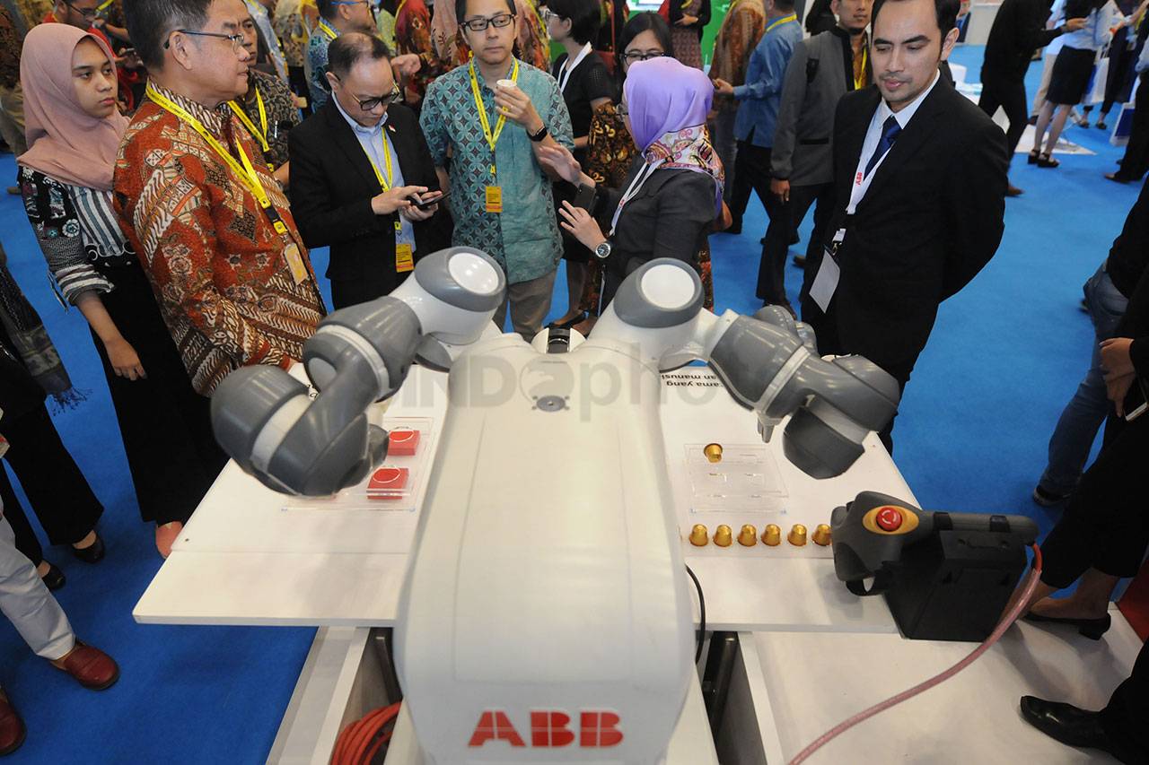 Robot YuMi Sajikan Kopi...
