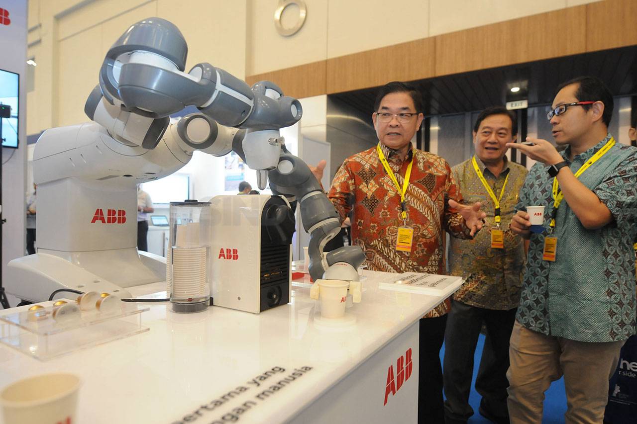 Robot YuMi Sajikan Kopi...