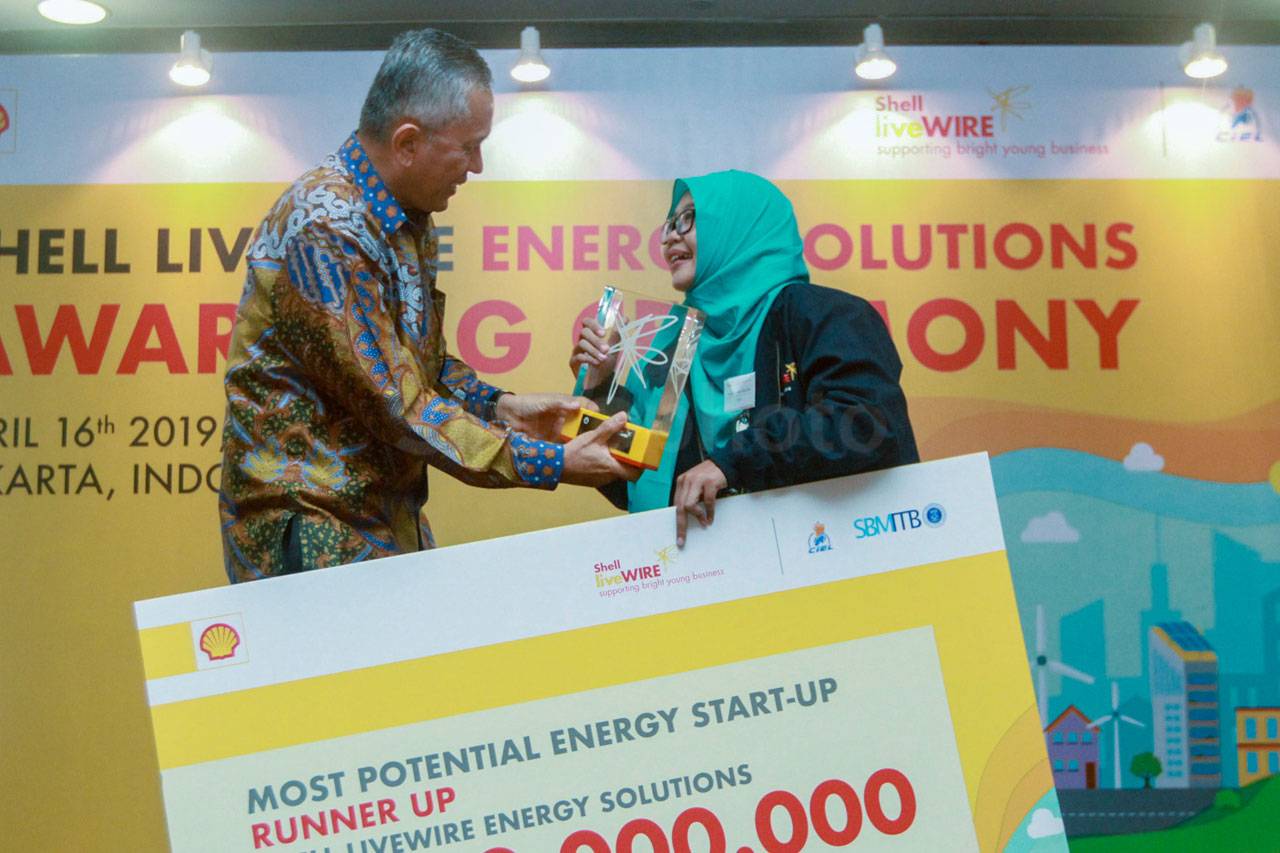 Shell Serahkan Hadiah...