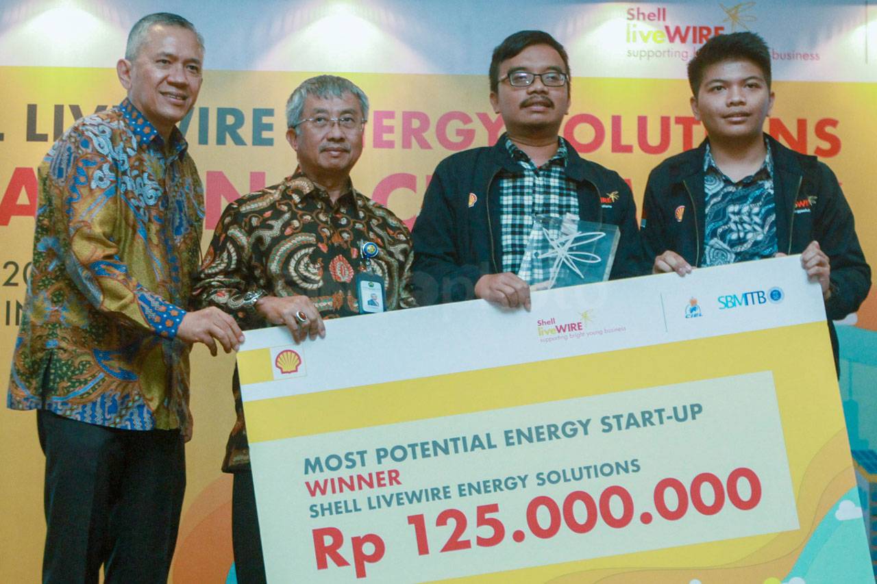 Shell Serahkan Hadiah...