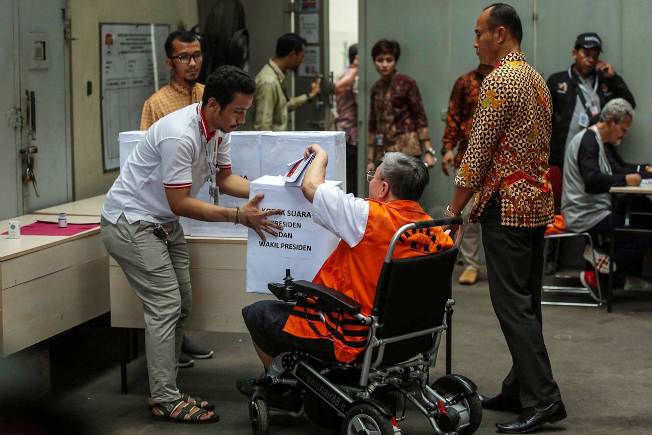 Tahanan KPK Gunakan...