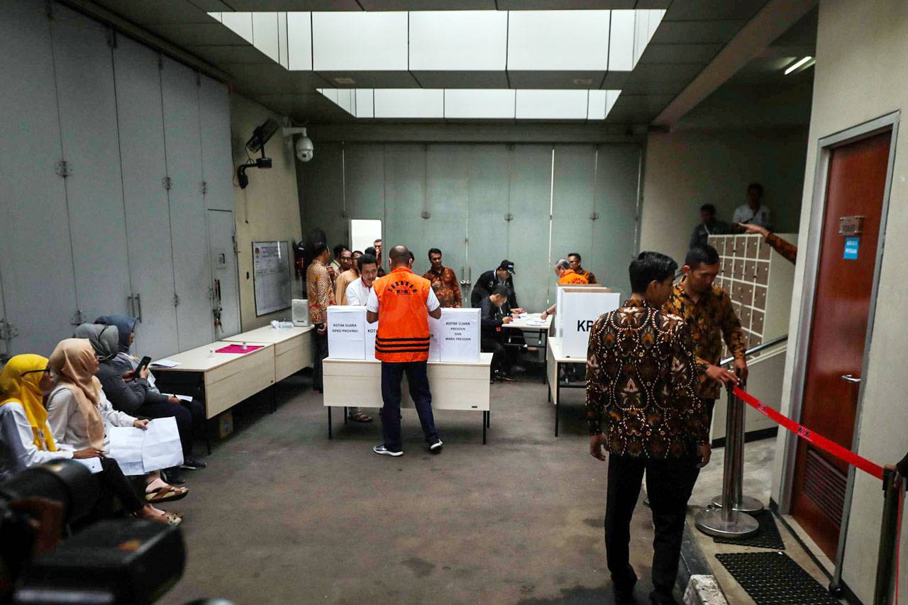 Tahanan KPK Gunakan...