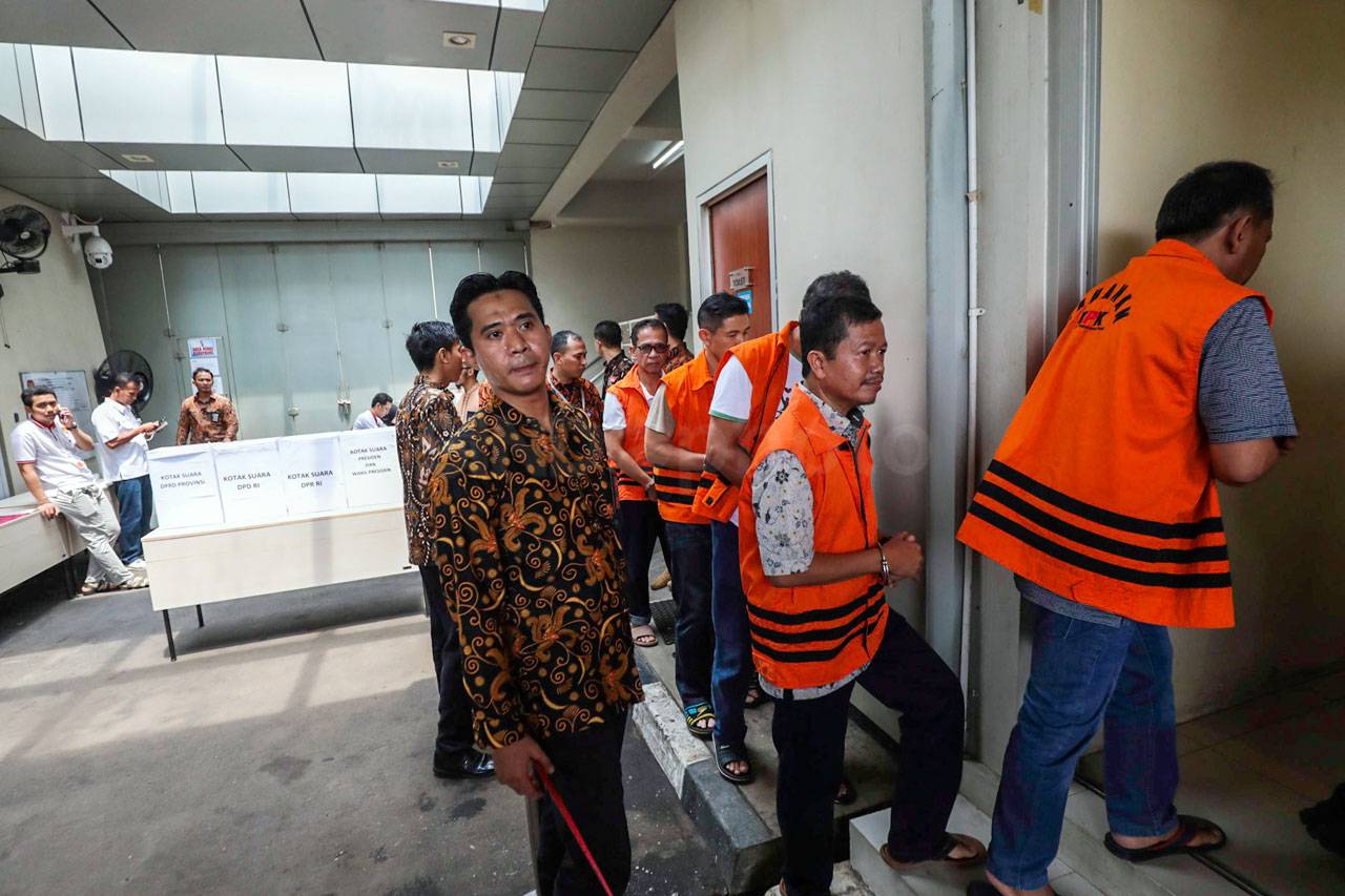 Tahanan KPK Gunakan...