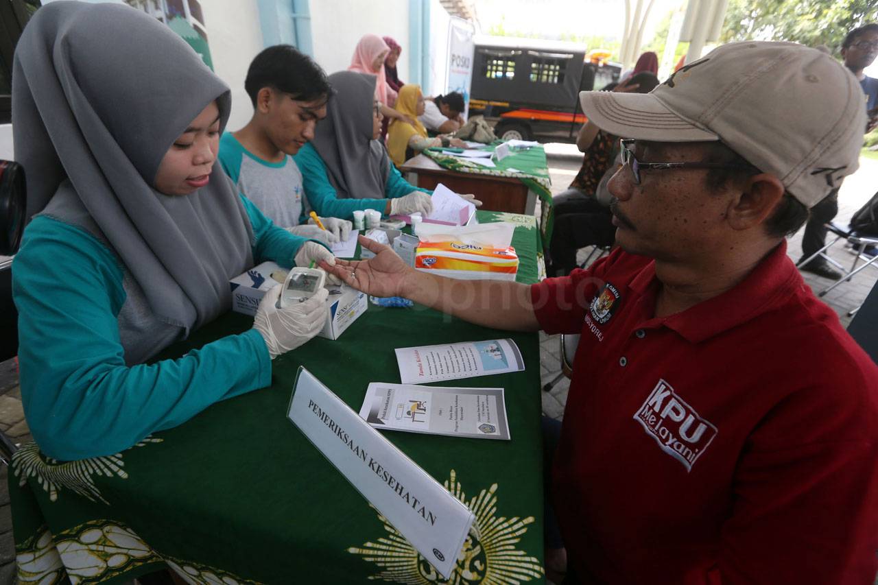 Mahasiswa UM Surabaya...