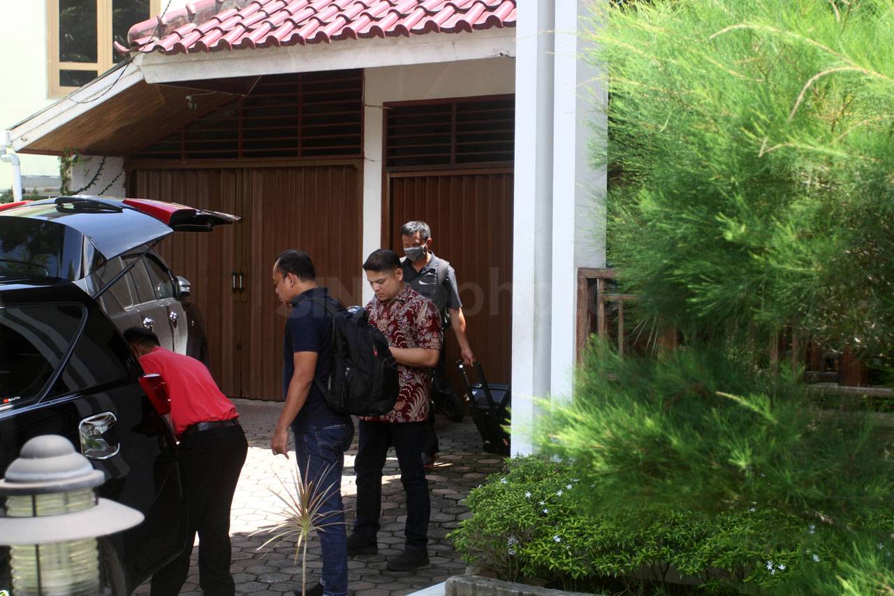 KPK Geledah Rumah Bupati...